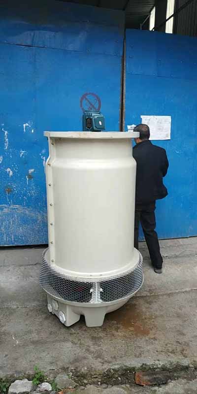 泸州龙泉经济技术开发区2台80T冷却塔维修现场